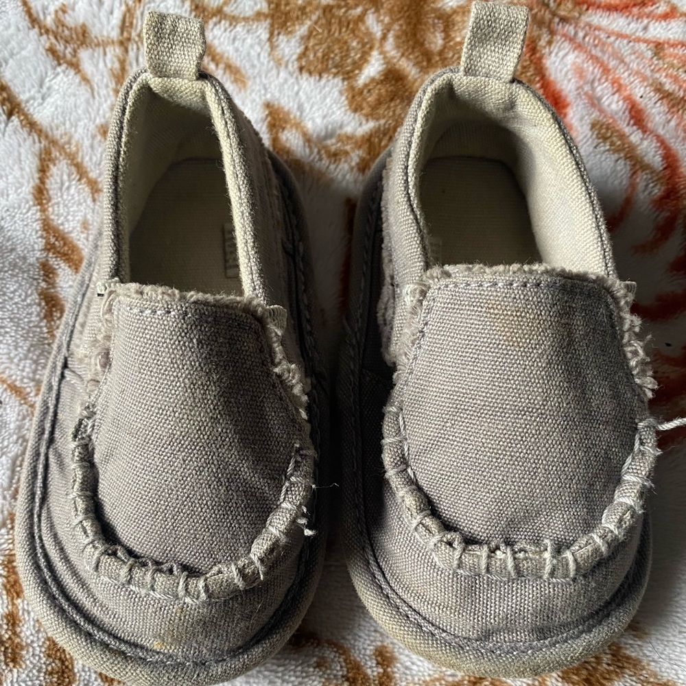 Sanuk style shoes